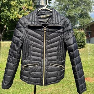 Stylish Michael Kors jacket. Light and water-proof, perfect for fall/winter.
